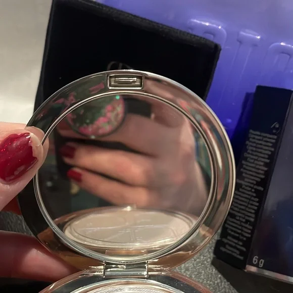 Dior highlighter with brush and makeup bag - Picture 4 of 9